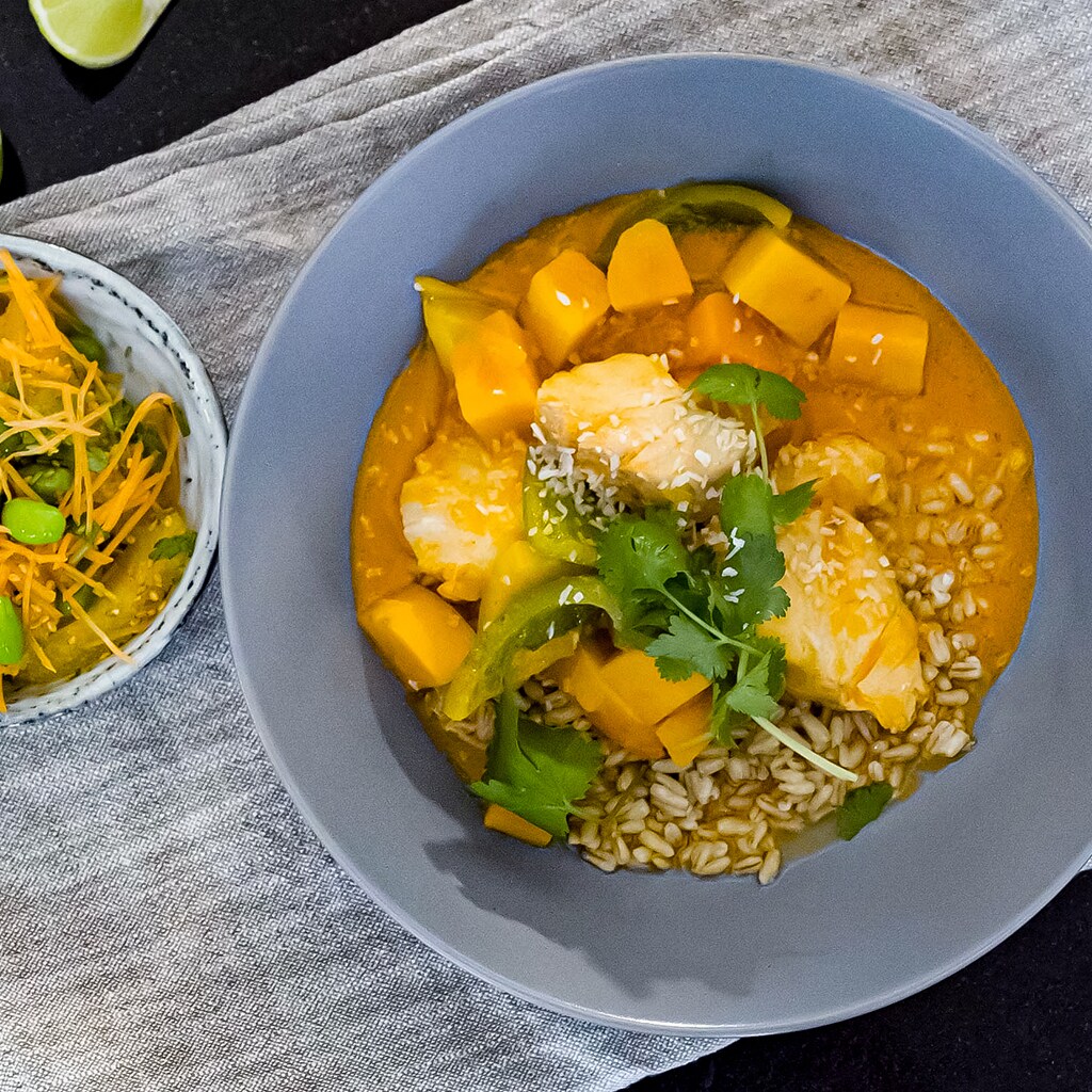 Tomat- og kokosgryte med lime, søtpoteter, paprika og fisk